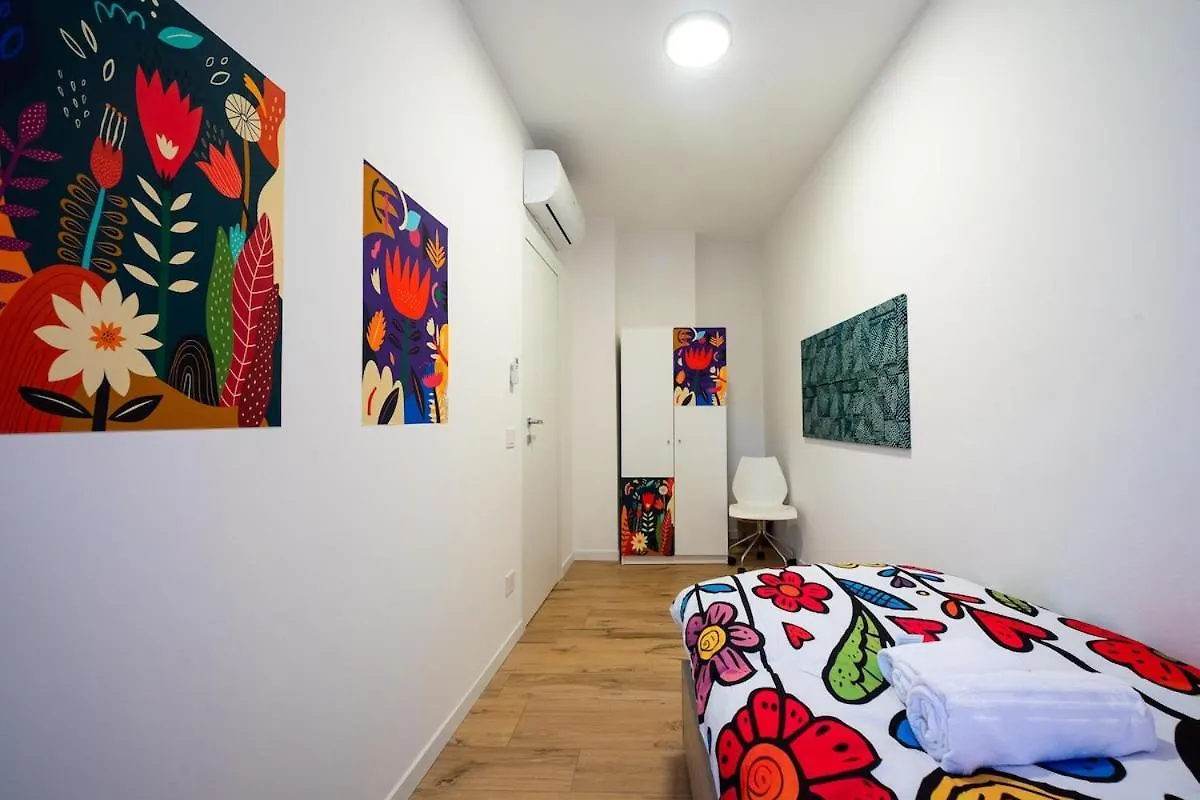 Modern Red Flat In Verona Appartement