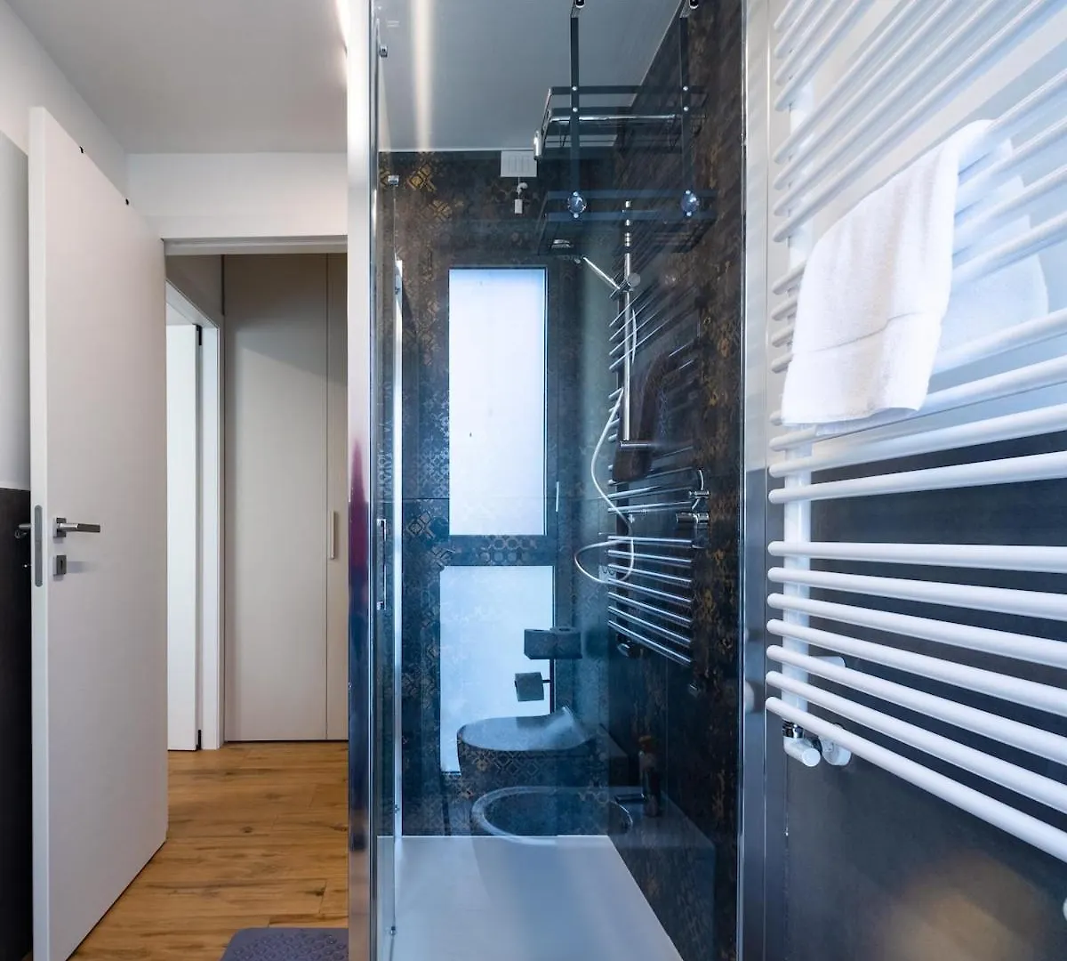 Modern Red Flat In Verona 0*,  Italië