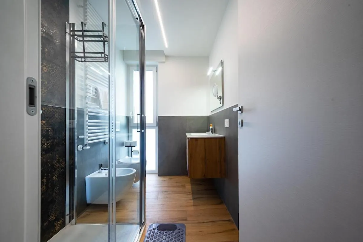 Modern Red Flat In Verona Italië