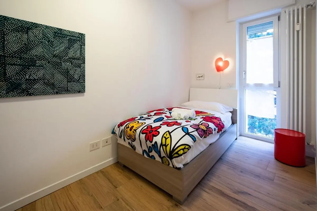 Modern Red Flat In Verona Italië